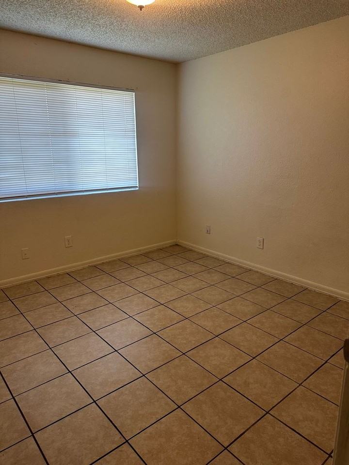 830 Astor St - Photo 6 of 10