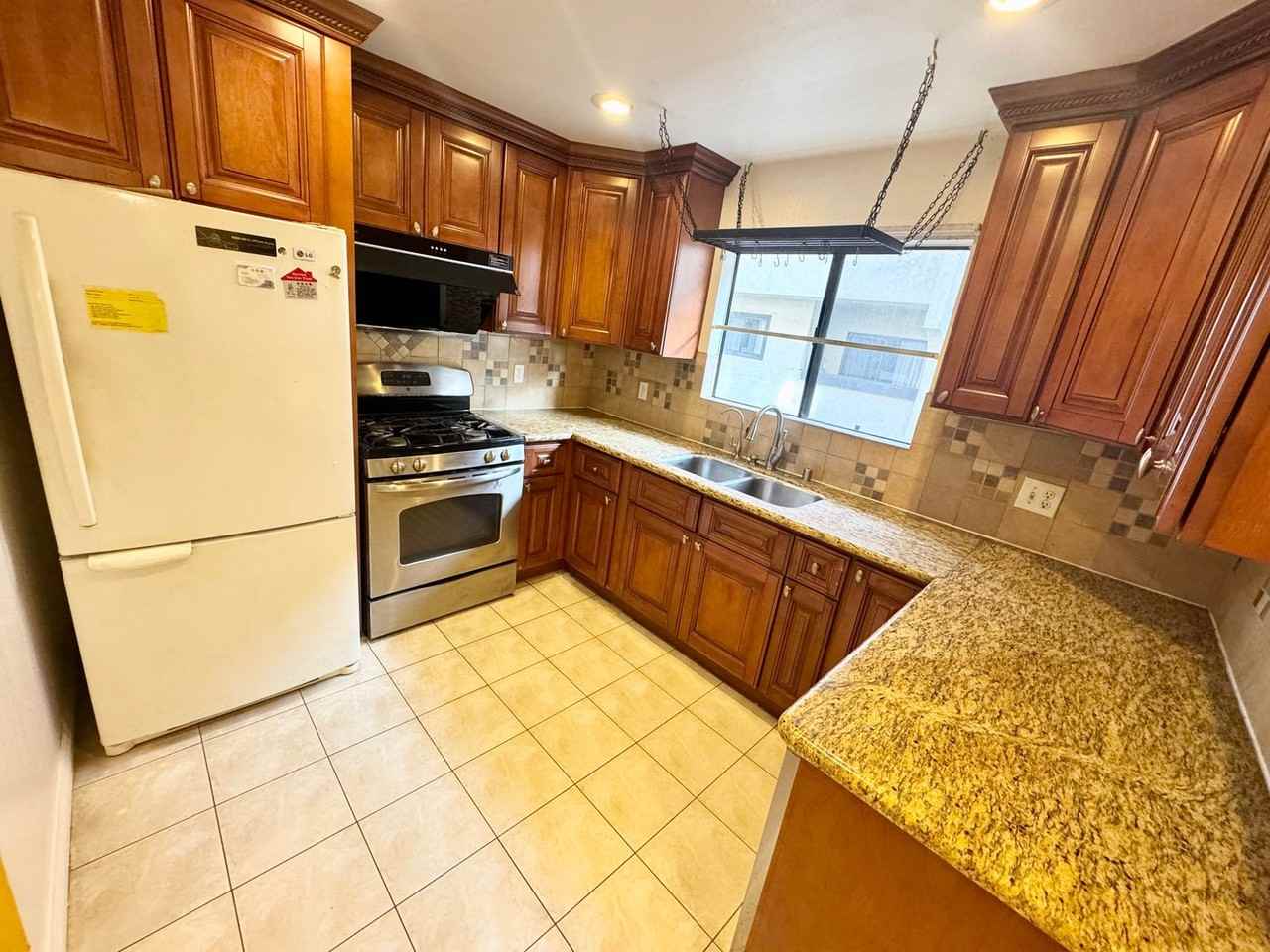 196 N Marguerita Ave - Photo 6 of 21
