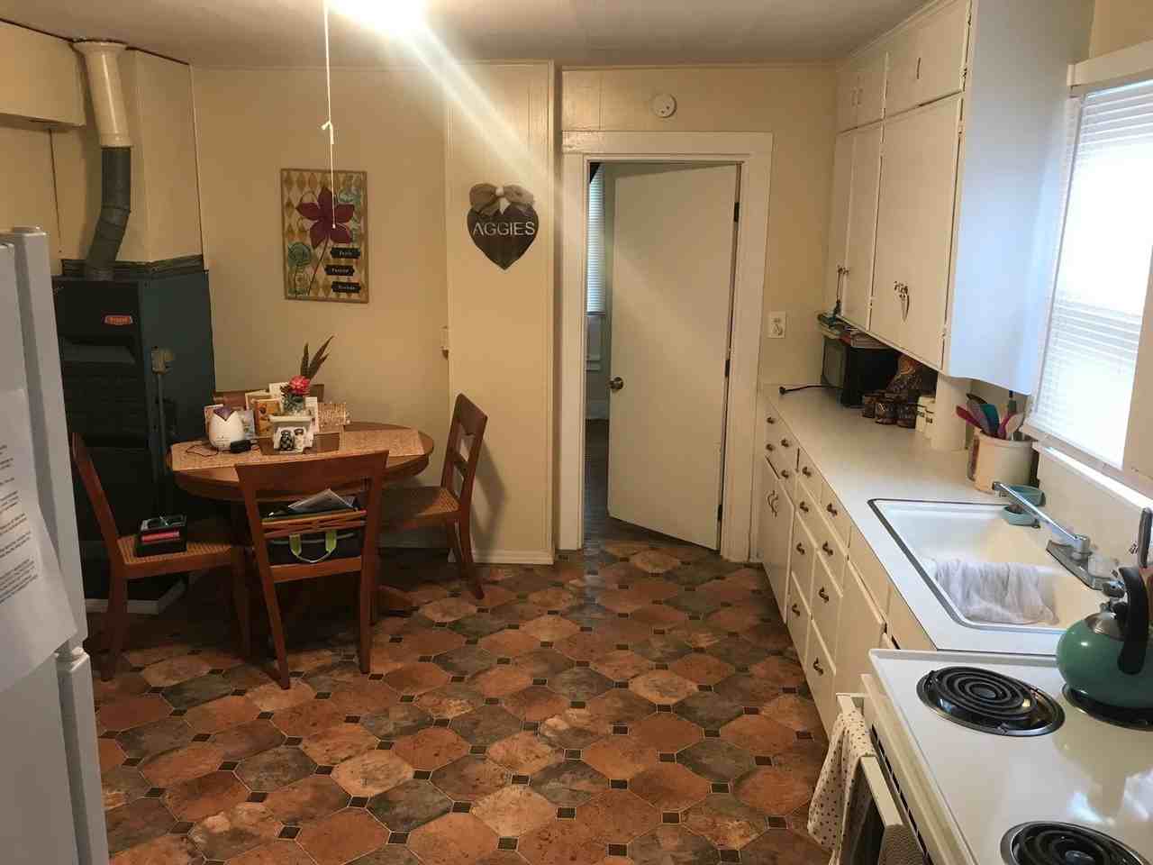 916 N 4th St - Photo 3 of 9