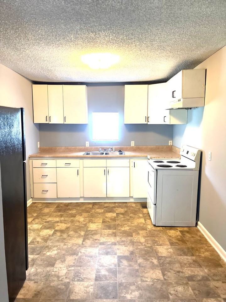 1027 Mountain Crest Dr - Photo 2 of 7