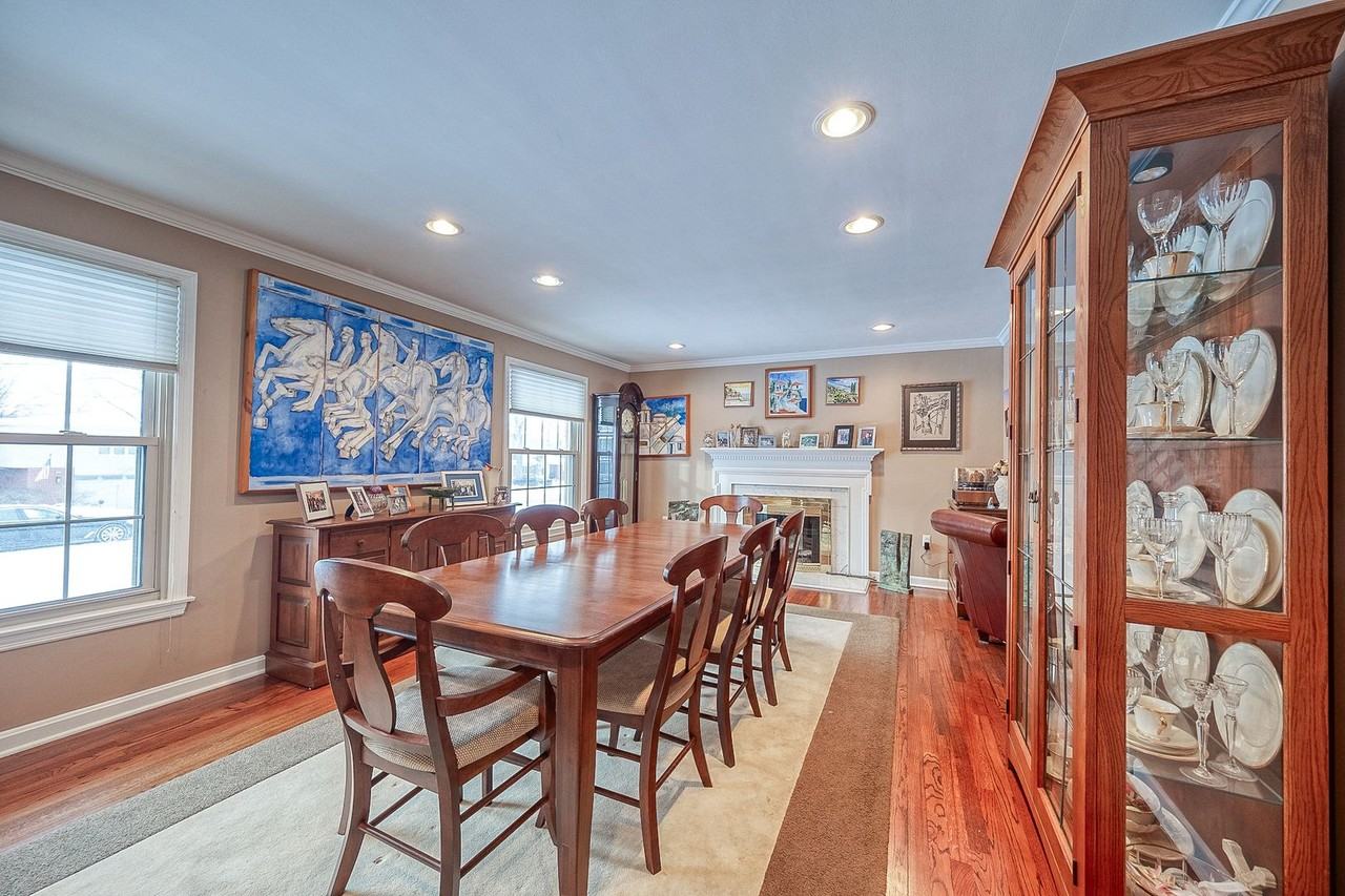 1040 Wade Ln - Photo 2 of 25