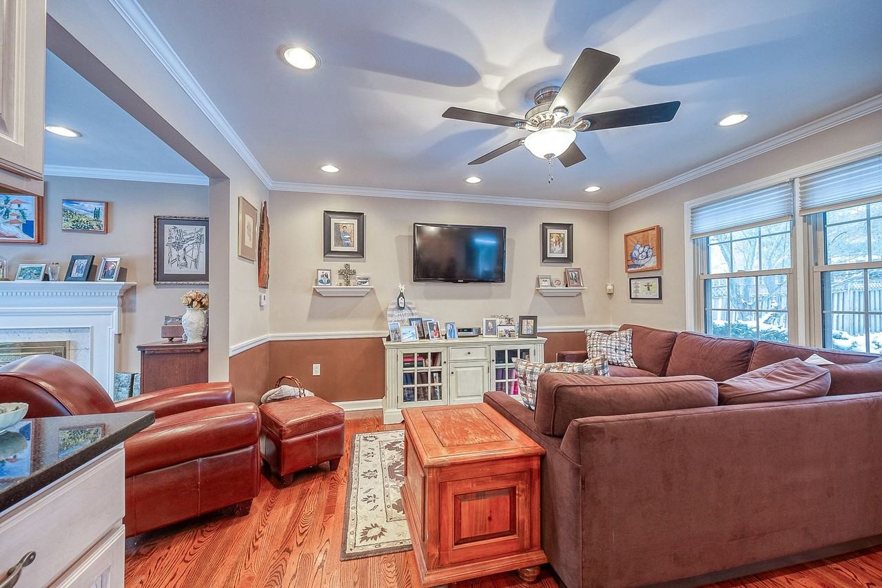 1040 Wade Ln - Photo 3 of 25