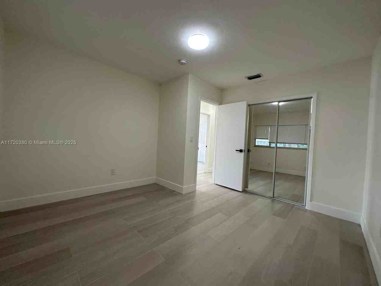 1514 Sw 6th St #4 - Photo 3 of 6