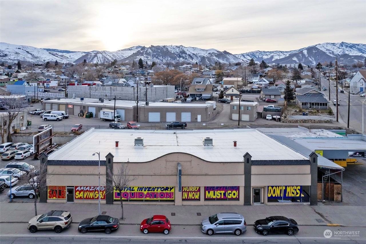 736 S Wenatchee Ave - Photo 2 of 37