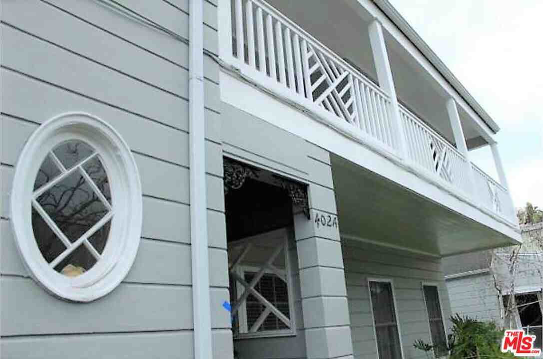402 S Canon Dr - Photo 3 of 33