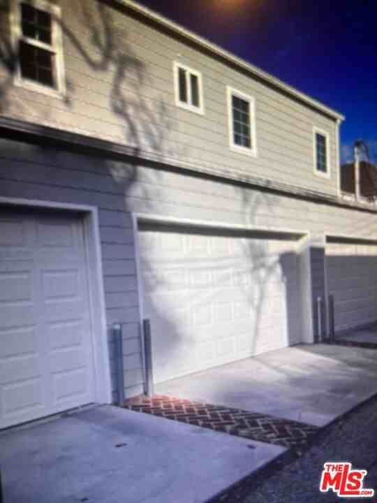 402 S Canon Dr - Photo 4 of 33