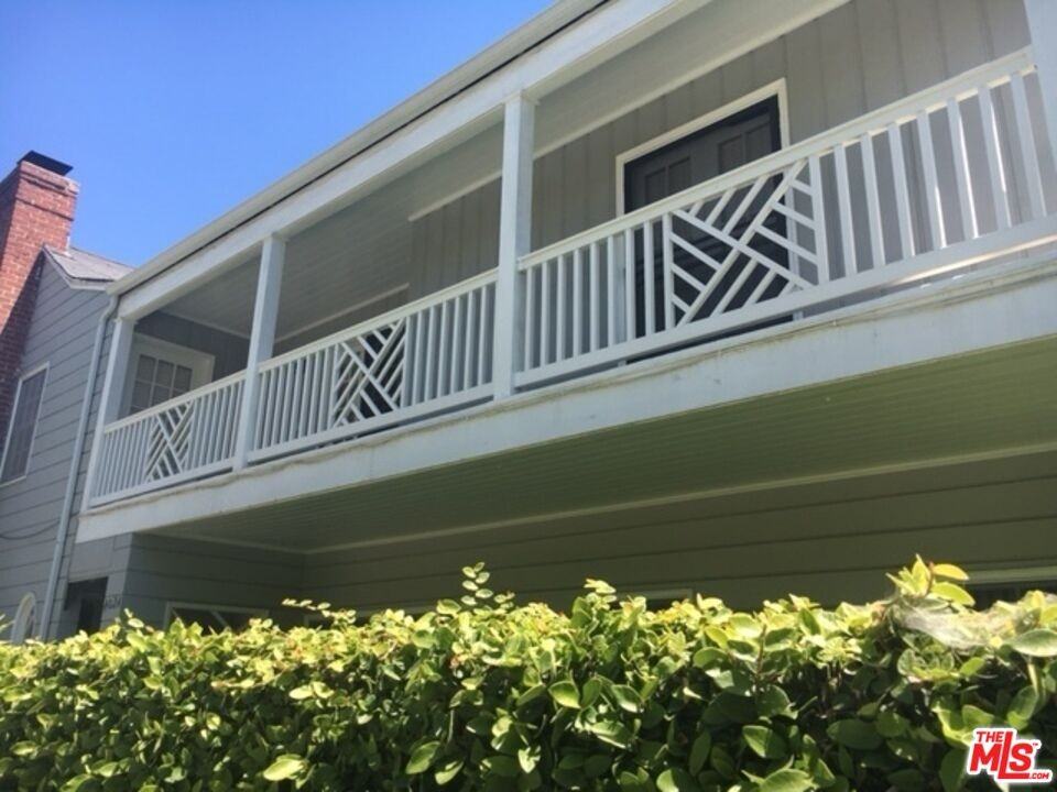 402 S Canon Dr - Photo 5 of 33