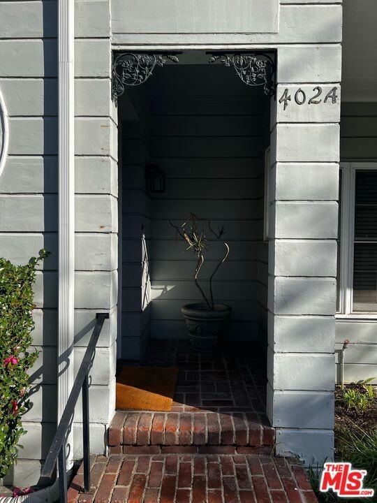 402 S Canon Dr - Photo 6 of 33