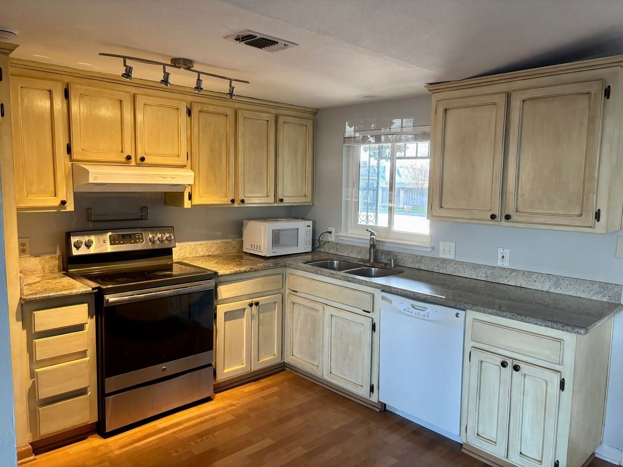 2673 El Segundo Dr - Photo 2 of 14