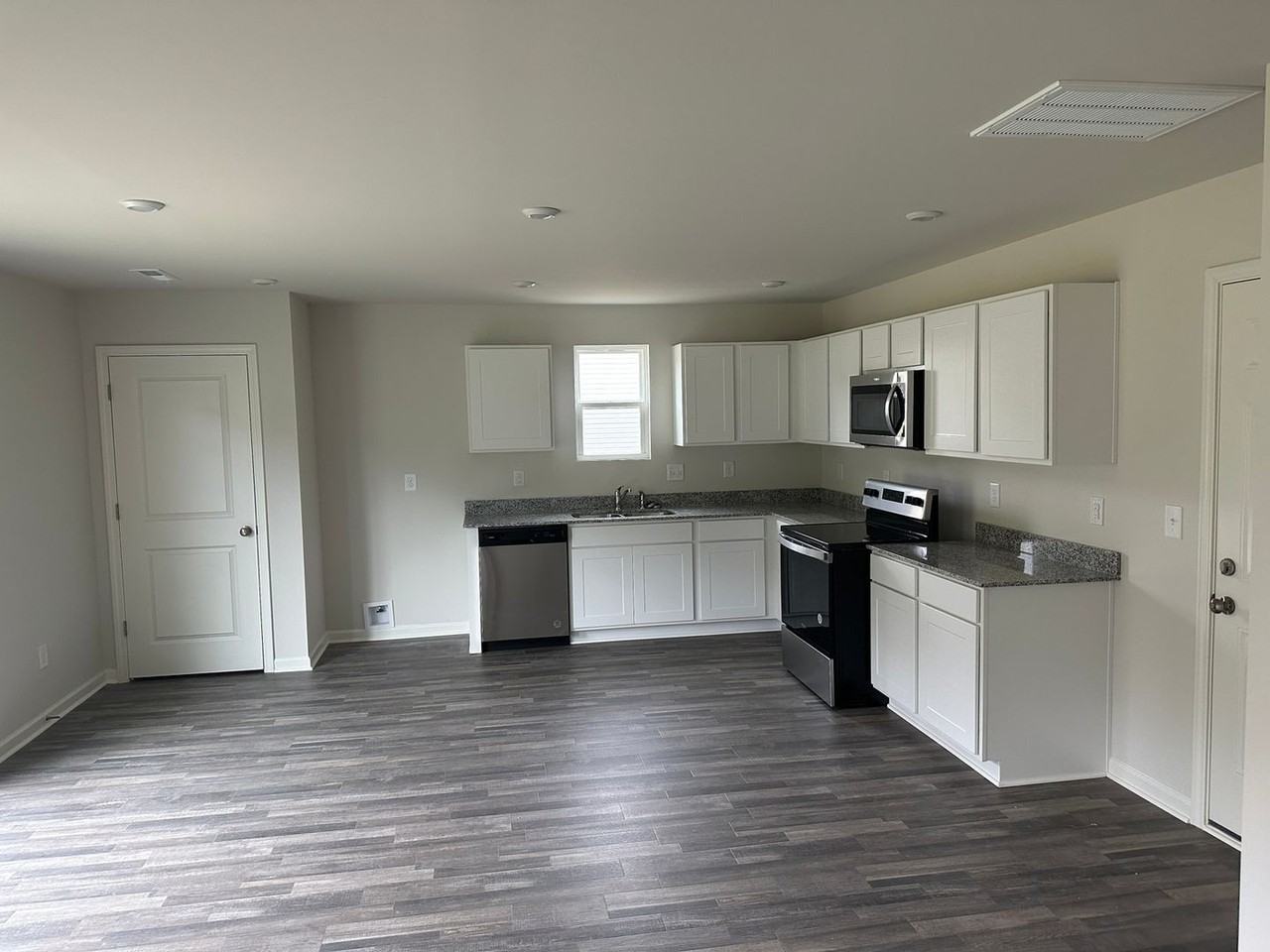 2134 Deerwood Ln - Photo 2 of 16