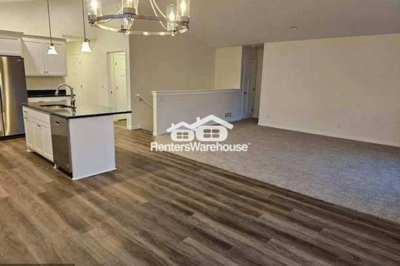 957 45th Ave Ne - Photo 2 of 9