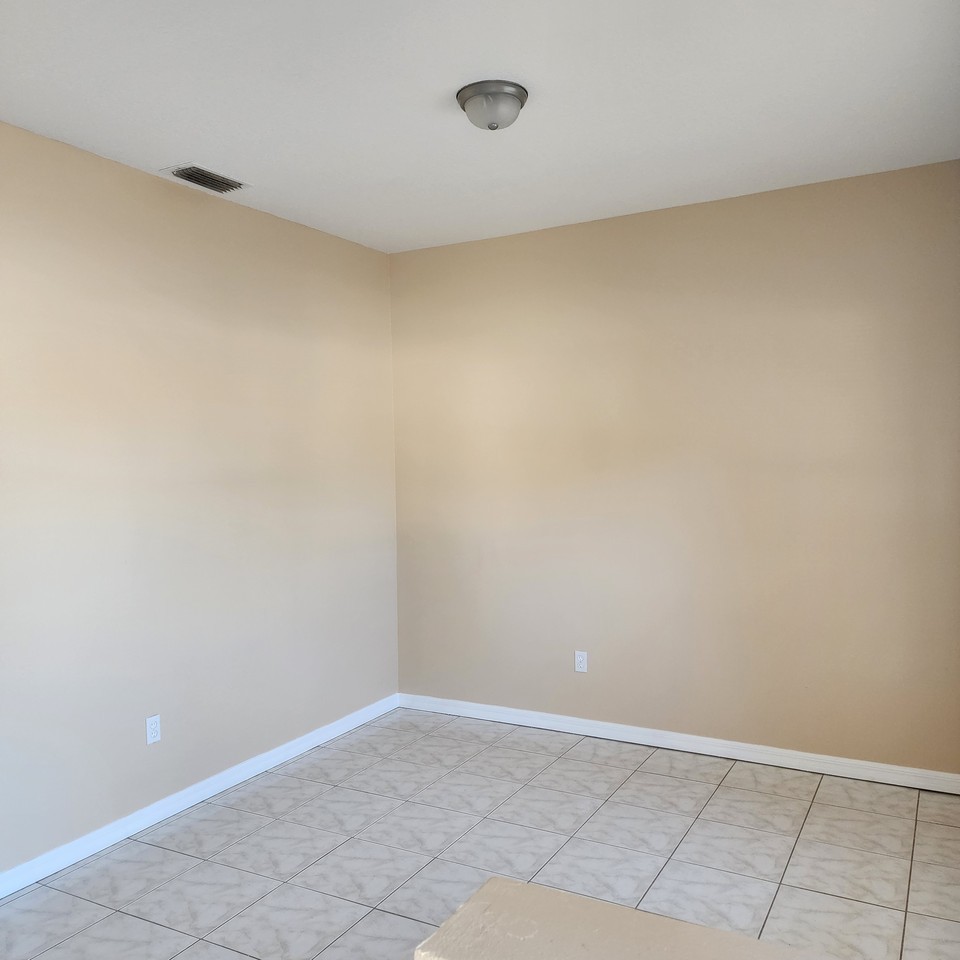 2724 Ne 24th Pl - Photo 3 of 13