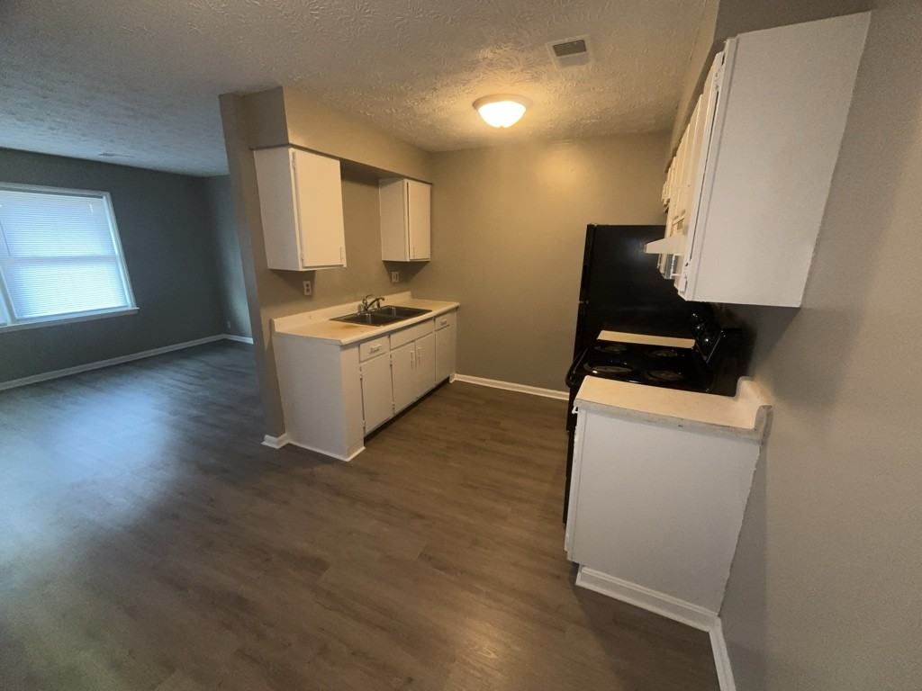 1582 Martha Ct - Photo 2 of 9