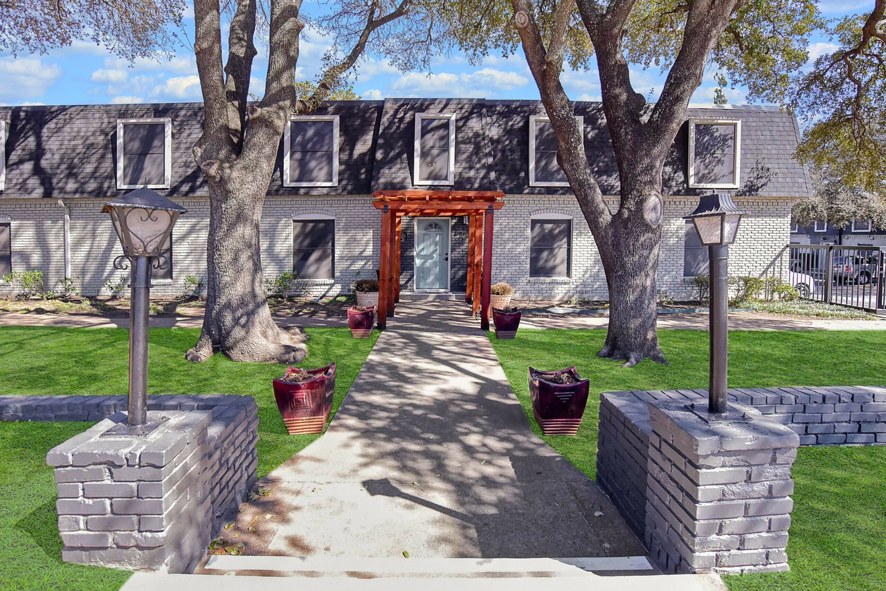 The Ridgmar Oaks Apartments - Photo 2 of 37