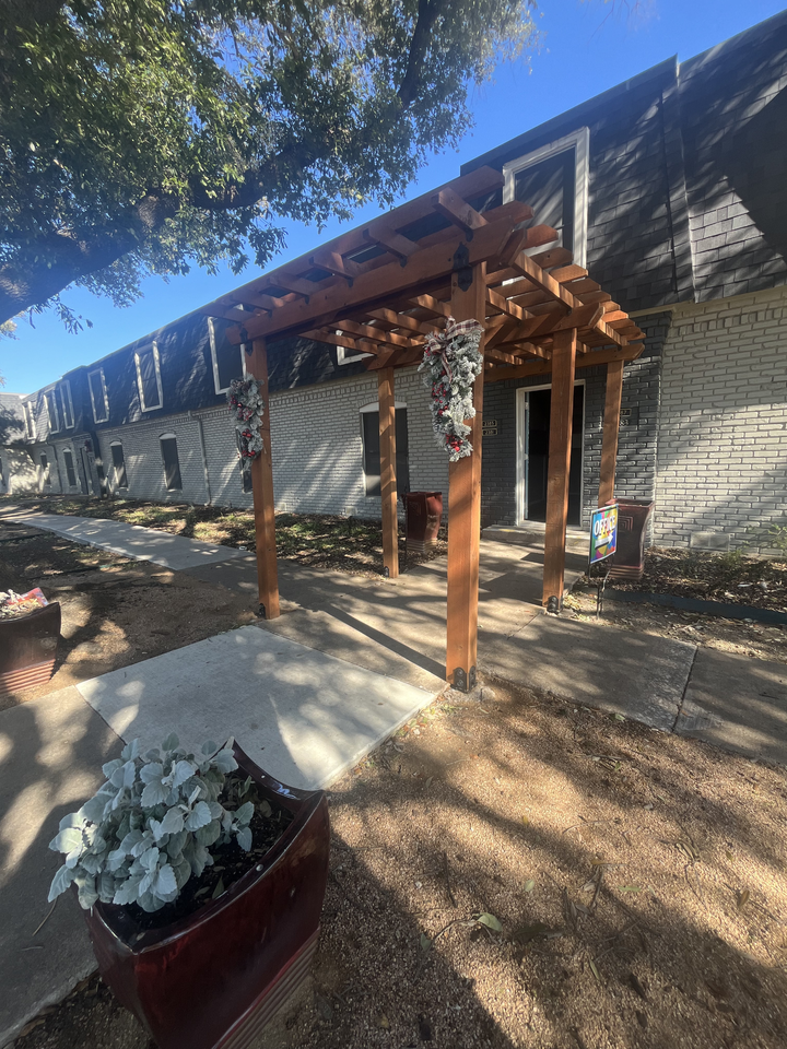 The Ridgmar Oaks Apartments - Photo 3 of 37