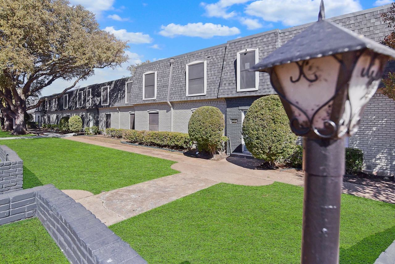 The Ridgmar Oaks Apartments - Photo 4 of 37