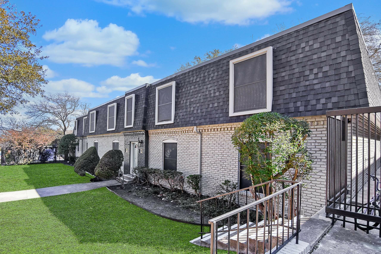 The Ridgmar Oaks Apartments - Photo 6 of 37