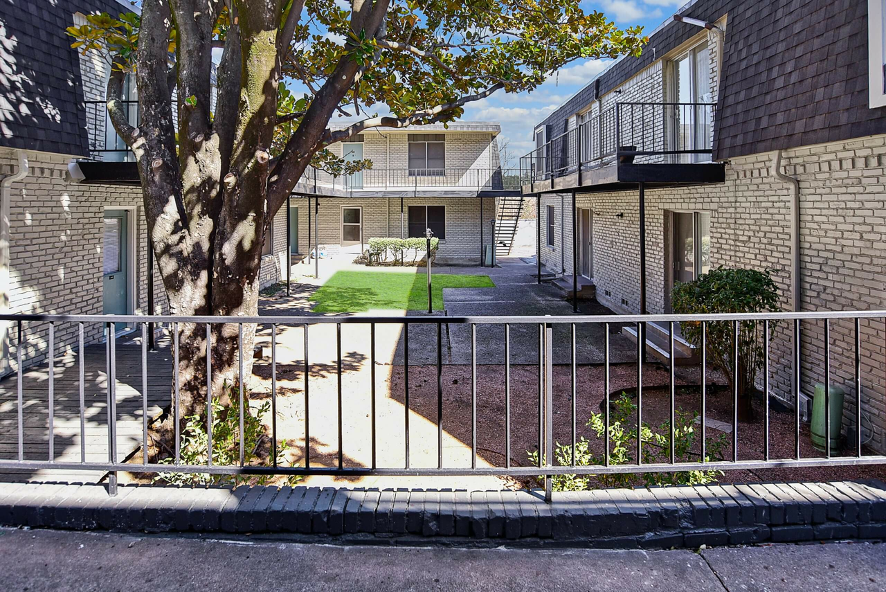The Ridgmar Oaks Apartments - Photo 7 of 37