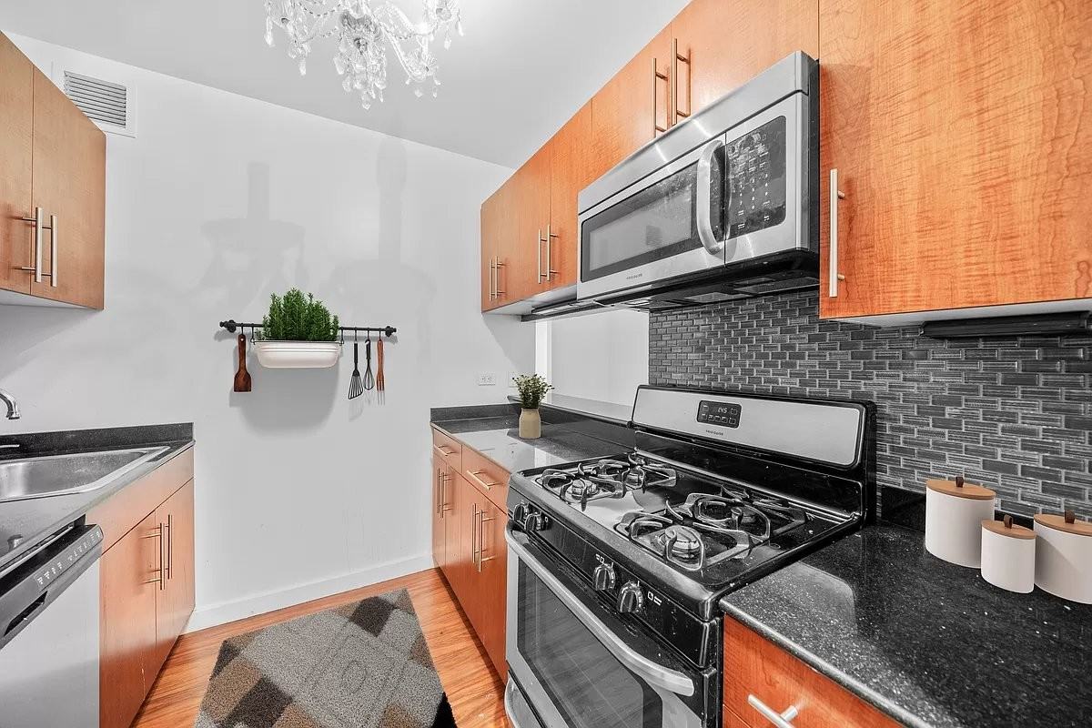 Maiden Ln #425 - Photo 4 of 8