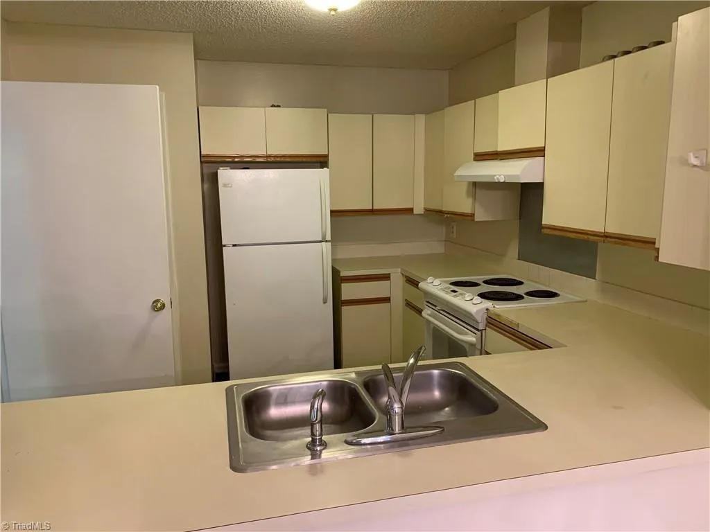 242 Lamplighter Cir - Photo 6 of 27
