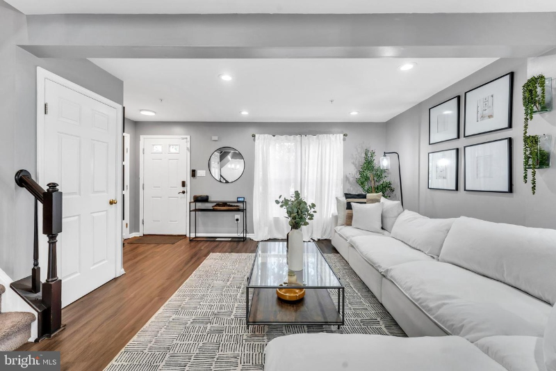 7022 Oak Grove Way - Photo 3 of 20