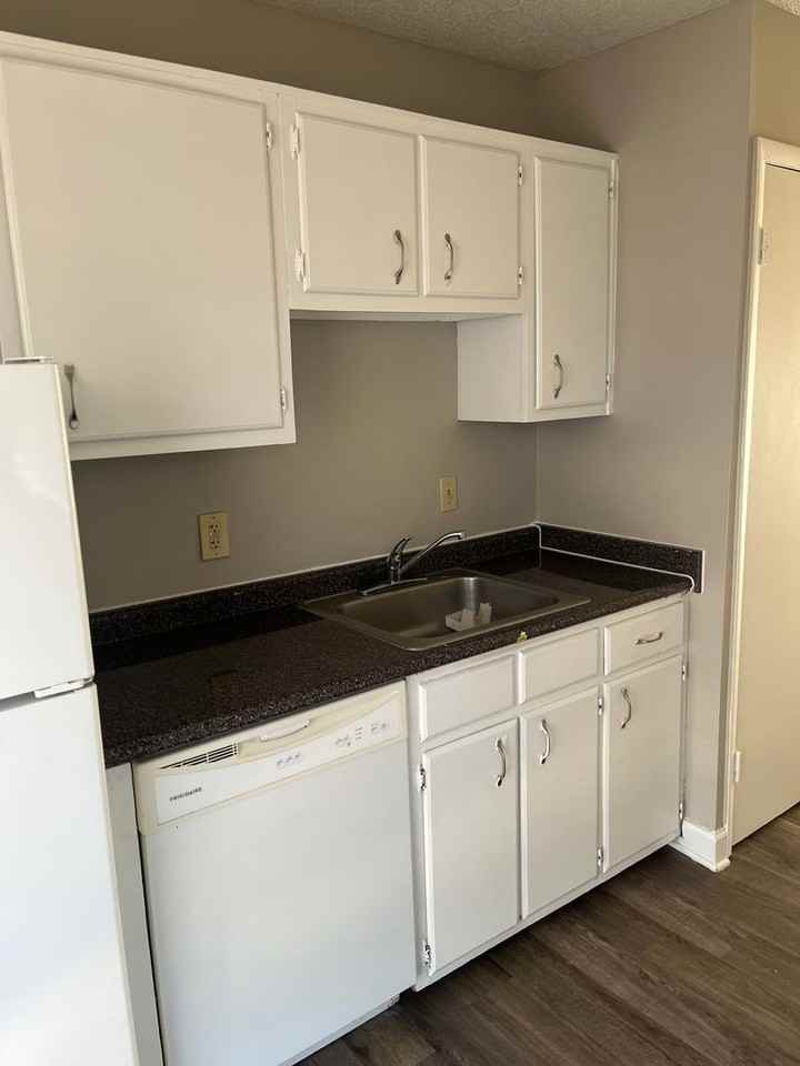 Chateau Apartments - Photo 3 of 8