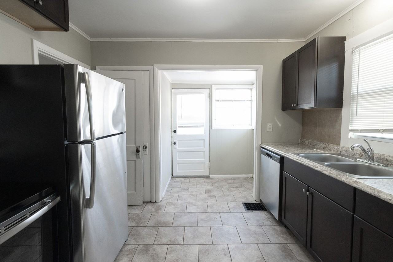 111 E Forest Ave - Photo 4 of 17