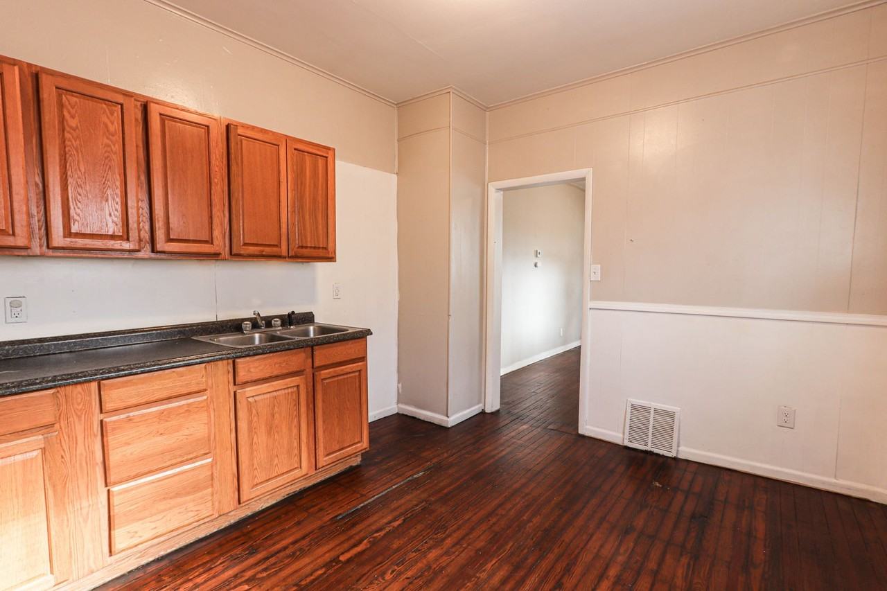 1501 Henning Ave - Photo 3 of 10