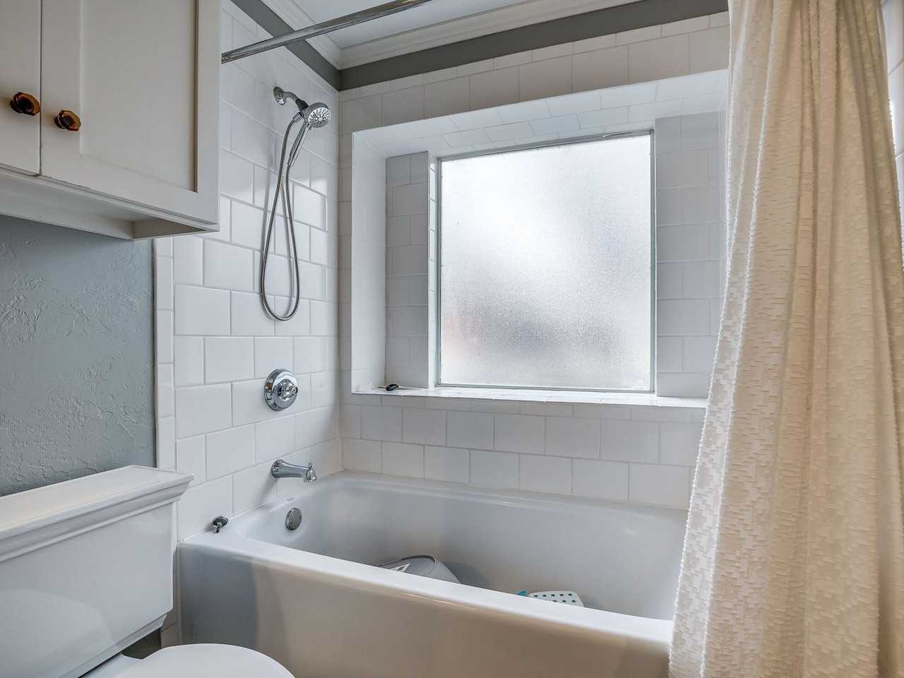315 College Ave - Photo 7 of 9
