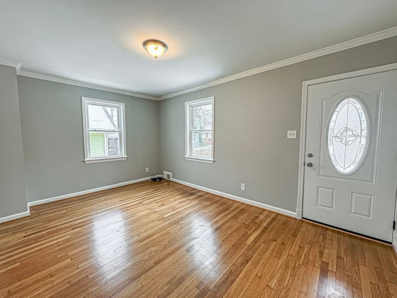 875 N Greenbrier St - Photo 3 of 33