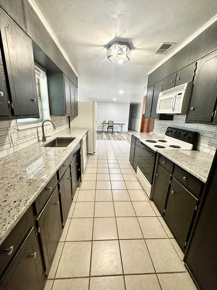 1204 Blueridge Pkwy #NA - Photo 3 of 12