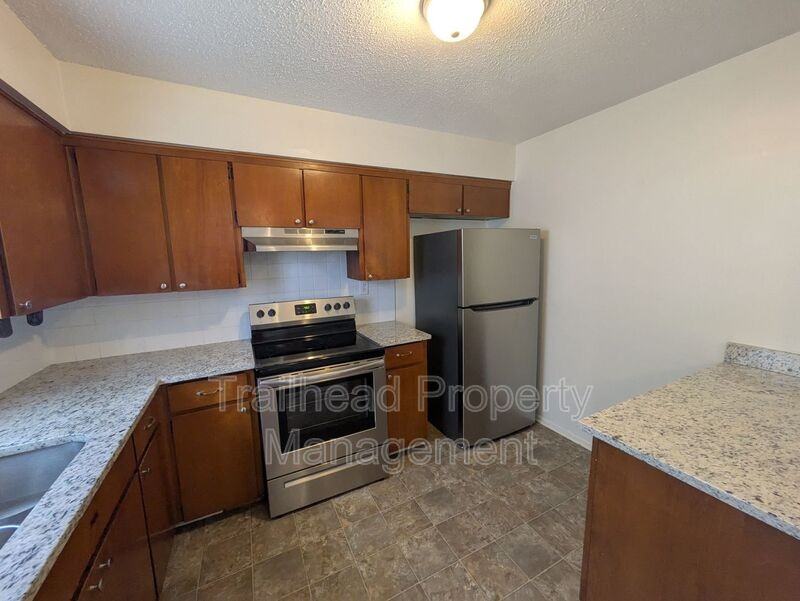 606 Ne Lynn St #A - Photo 2 of 18