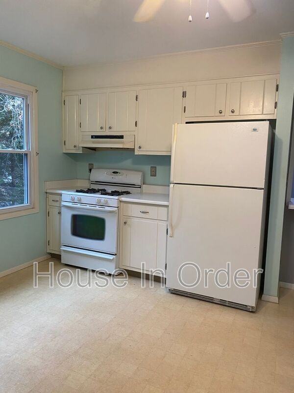 2008 Arlington Pl - Photo 6 of 15