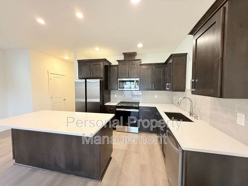 4354 Ne 110th Ave - Photo 3 of 19