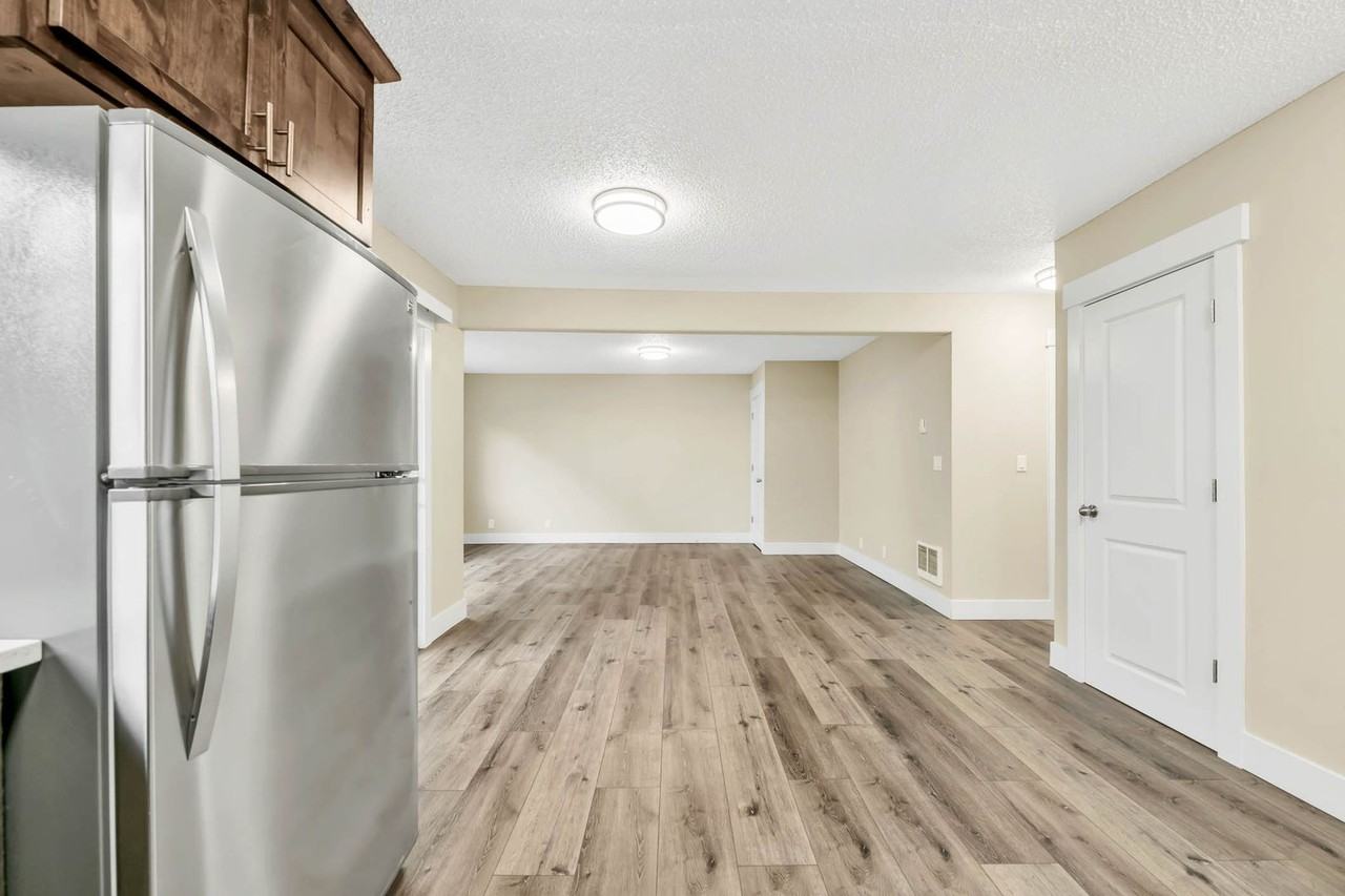 Cape Lee Apartments 2 & 3 Bedroom 1 Bathroom units - Photo 6 of 46