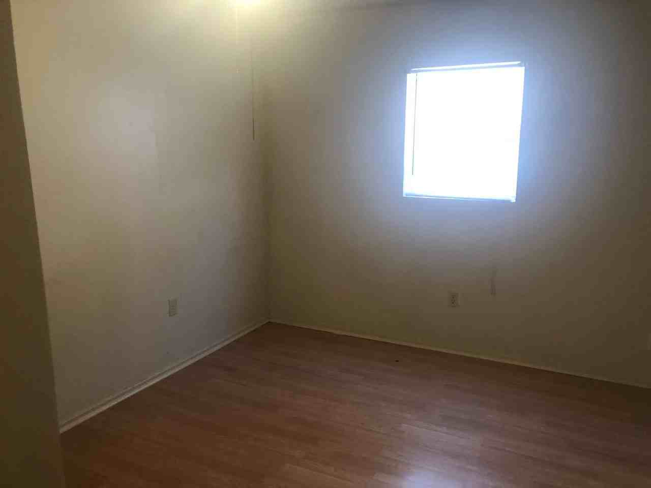 1109 W 3rd St - Photo 2 of 8