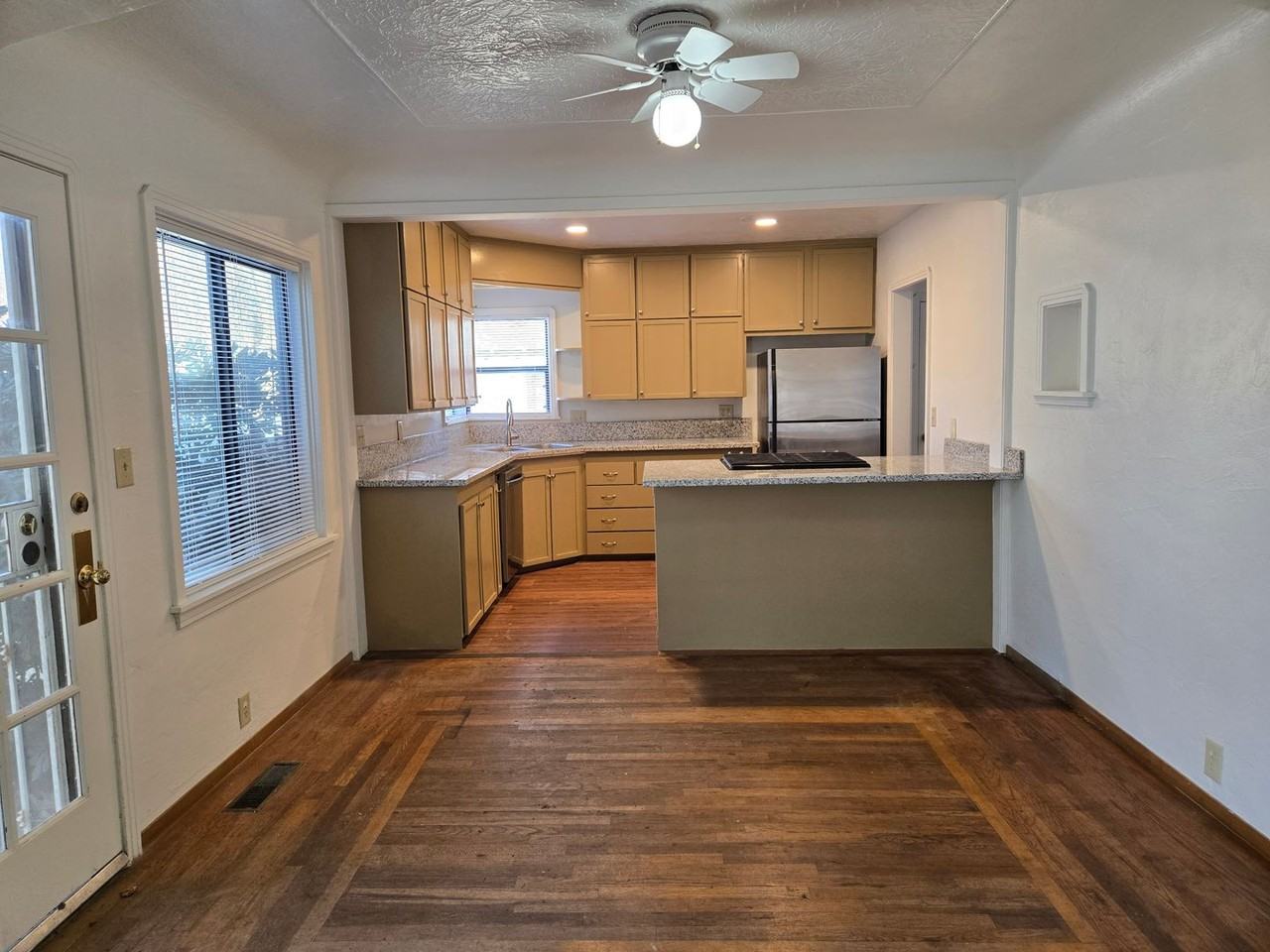 1201 E Marshall St - Photo 4 of 8