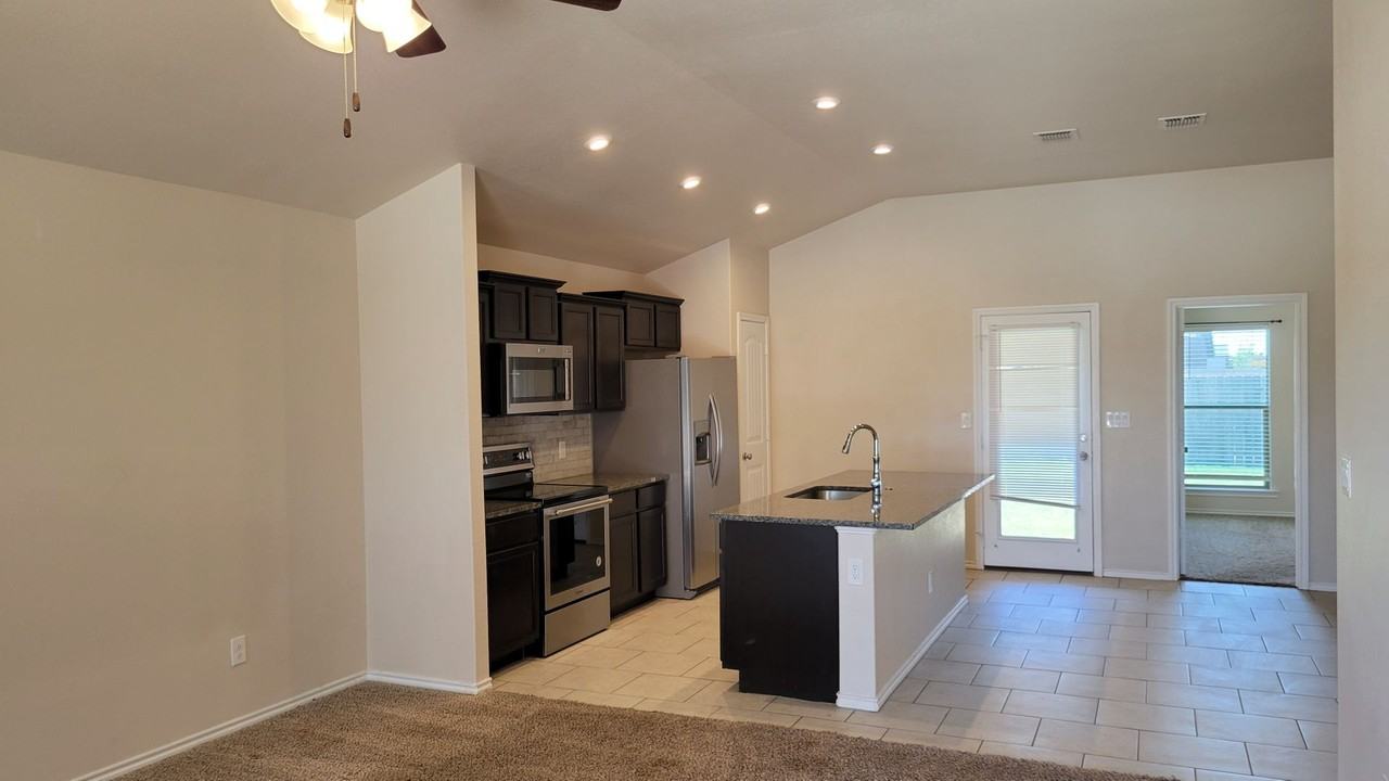 14008 Vernon Avenue - Photo 3 of 21