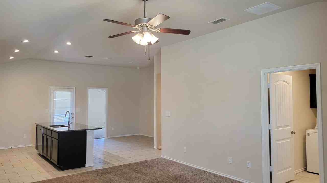 14008 Vernon Avenue - Photo 4 of 21