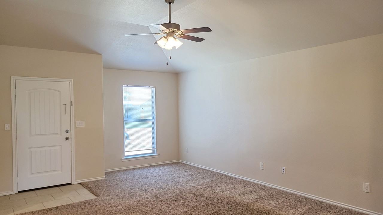 14008 Vernon Avenue - Photo 5 of 21