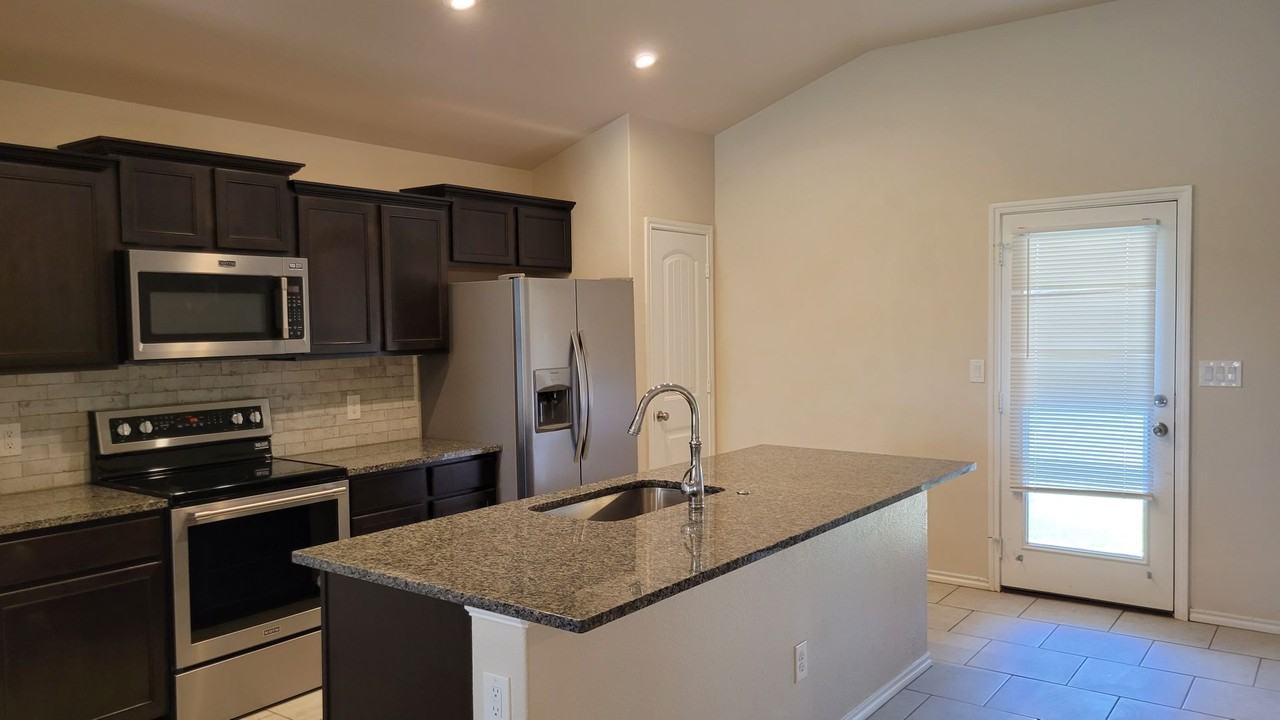 14008 Vernon Avenue - Photo 6 of 21