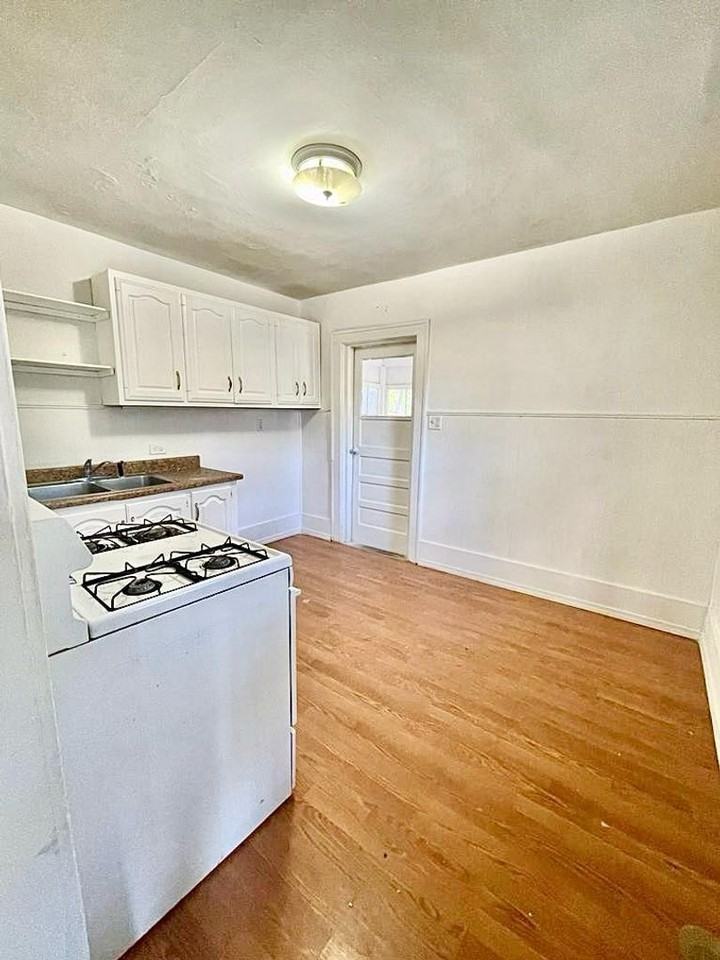 1822 Elwood Ave - Photo 3 of 8