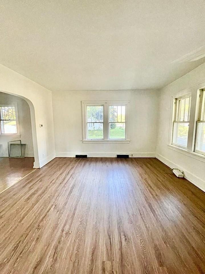 1822 Elwood Ave - Photo 2 of 8