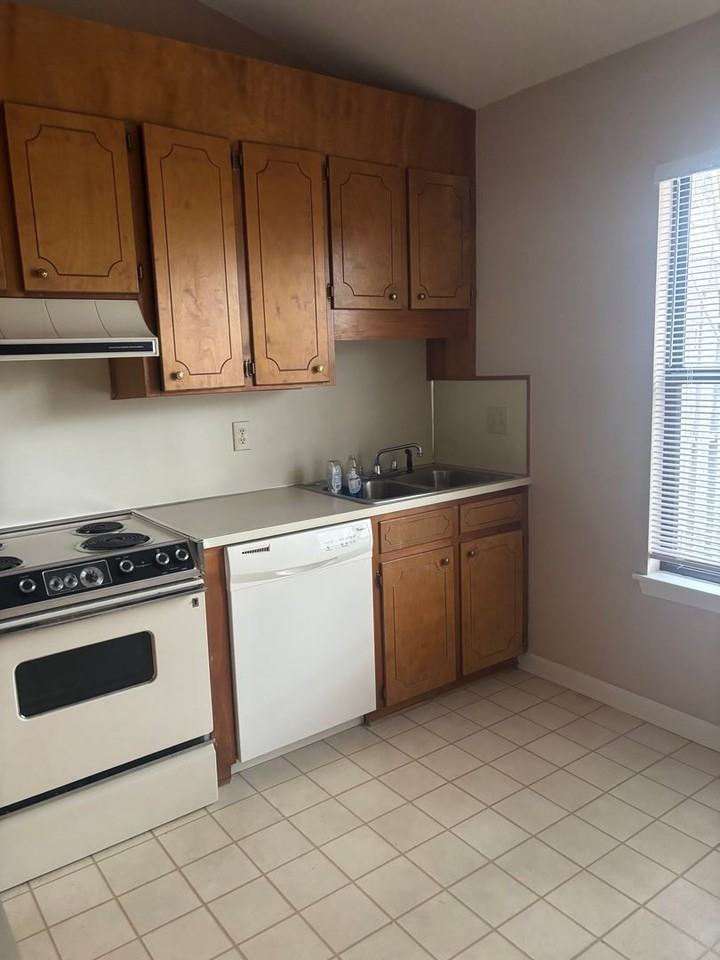 744 Colony Pl - Photo 4 of 14