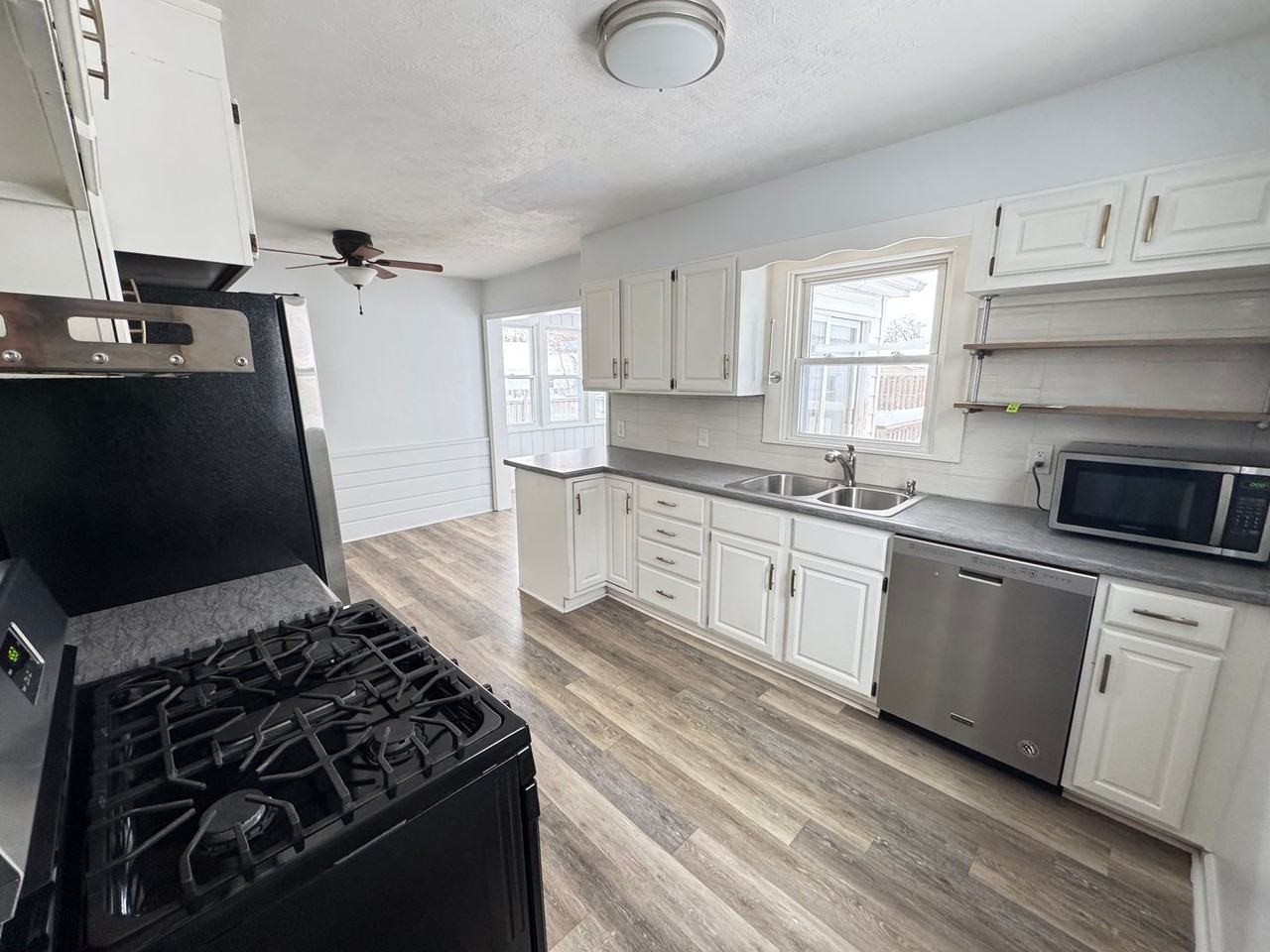 1123 Dorroll St Ne - Photo 2 of 15