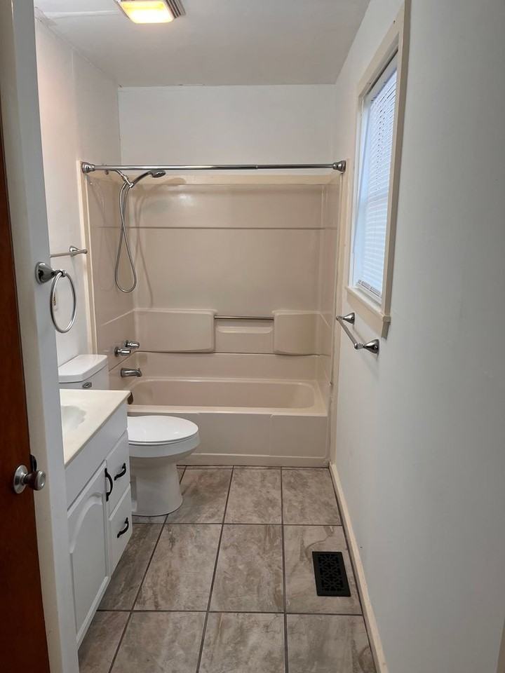 206 W Strawberry Ln - Photo 3 of 6