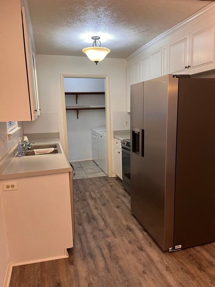 206 W Strawberry Ln - Photo 4 of 6