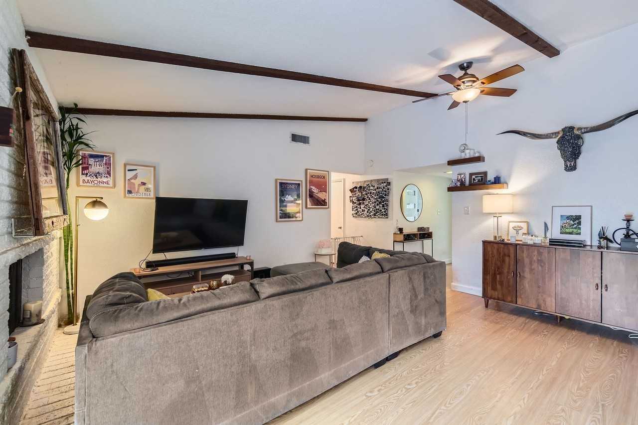 400 Wood Bine Dr - Photo 3 of 14