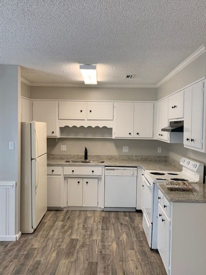 2098 S Sherwood Dr - Photo 4 of 10