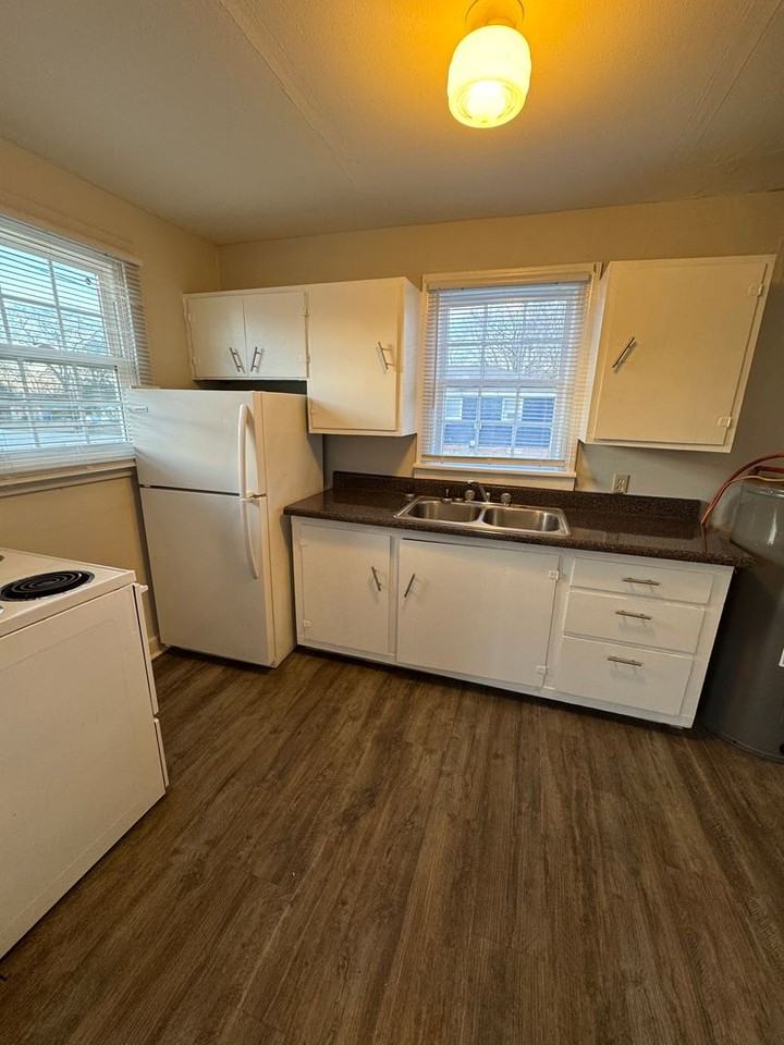 102 Thomas Ave Se - Photo 2 of 7